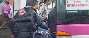 Die Mehrheit der Deutschen hält Zuwanderung ausländischer Arbeitskräfte für notwendig, sieht aber auch negative Folgen.