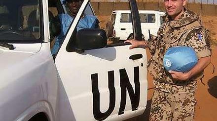 Helm und Schutzweste sind immer dabei. Major Palkowitsch mit einem Kollegen in Südsudan.
