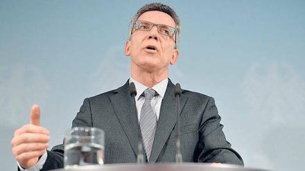 Redebedarf. Bundesinnenminister Thomas de Maizière (CDU) lud am Dienstag alle Sicherheitsbehörden zum Gespräch ein, nur der BND fehlte. Foto: Marc Tirl/dpa