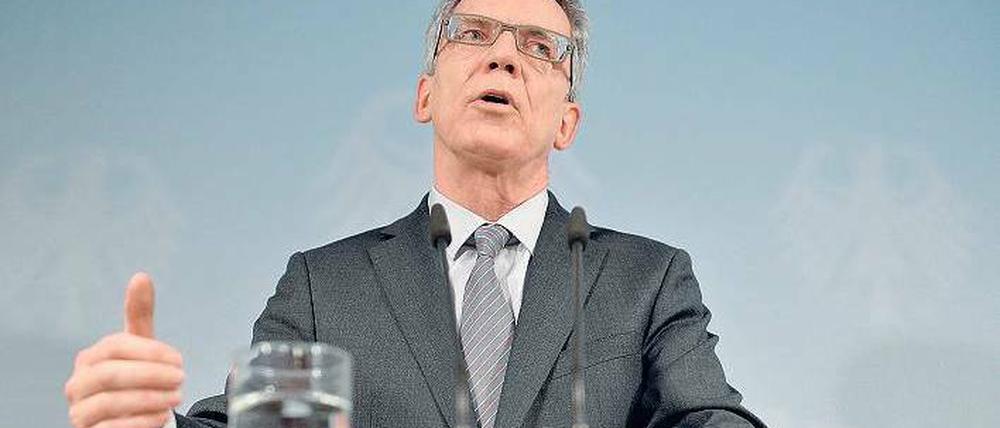 Redebedarf. Bundesinnenminister Thomas de Maizière (CDU) lud am Dienstag alle Sicherheitsbehörden zum Gespräch ein, nur der BND fehlte. Foto: Marc Tirl/dpa