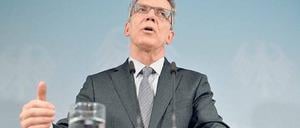Redebedarf. Bundesinnenminister Thomas de Maizière (CDU) lud am Dienstag alle Sicherheitsbehörden zum Gespräch ein, nur der BND fehlte. Foto: Marc Tirl/dpa