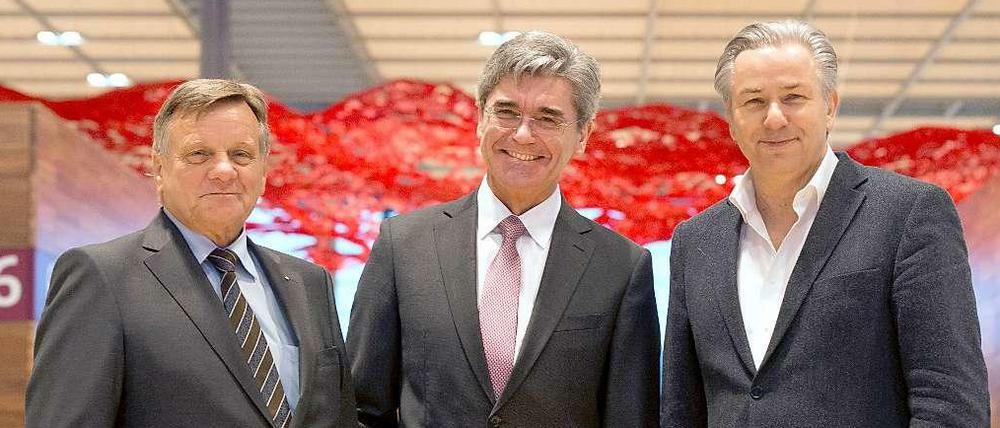 Jetzt können sie wieder lachen. Siemens-Chef Kaeser (Mitte) hatte Anfang Dezember die BER-Verantwortlichen Mehdorn und Wowereit noch mit seiner Äußerung zum Flughafen verärgert.
