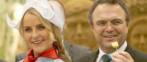Auf einen Käse mit Frau Antje. Bundeslandwirtschaftsminister Hans-Peter Friedrich (CSU) beim Kostproben auf der Grünen Woche.