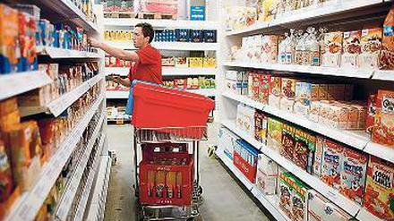 Zwischen Regalen. Im Supermarkt gibt es unterschiedliche Ausbildungen. ]/ ]Foto: dpa