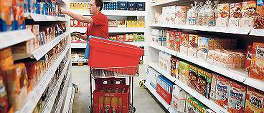 Zwischen Regalen. Im Supermarkt gibt es unterschiedliche Ausbildungen. ]/ ]Foto: dpa
