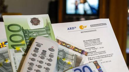 Fernsehen könnte von 2015 an billiger werden. Wegen der Mehreinnahmen sollen die Beiträge um 73 Cent sinken, empfehlen die Gebührenexperten.