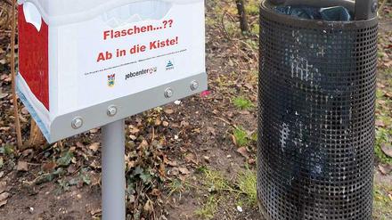 Geben und Nehmen. Eine Pfandflaschenbox im Lietzenseepark.