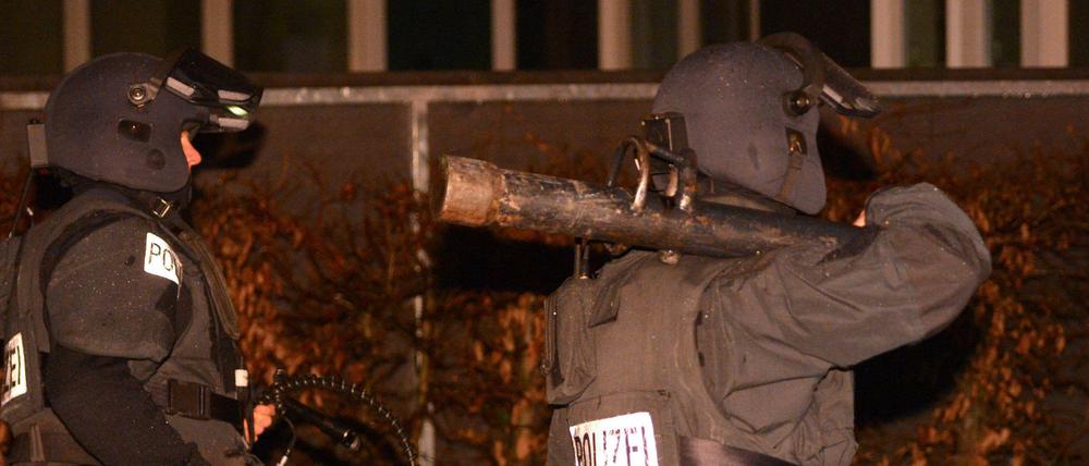 Mit schwerem Gerät ging die Polizei in der Nacht zu Donnerstag gegen einen Geiselnehmer in Frankfurt vor.