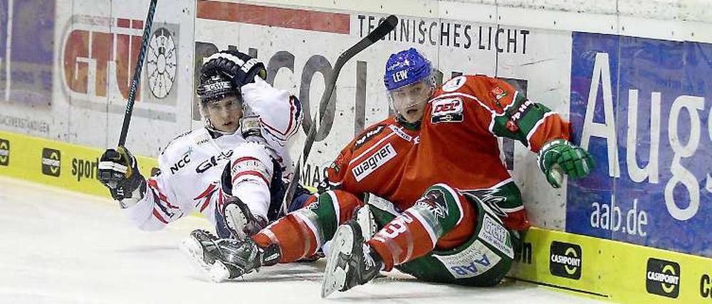 Gut festhalten. Alex Trivellato (links) und Augsburgs Sebastian Uvira.