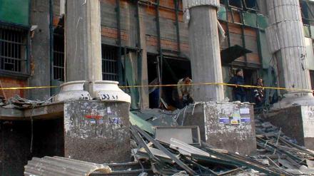 Explosion in Gizeh. Das Referendum, zu dem knapp 53 Millionen Menschen aufgerufen sind, wird von Gewalt begleitet. Die Ägypter stimmen zum dritten Mal in drei Jahren über eine neue Verfassung ab.