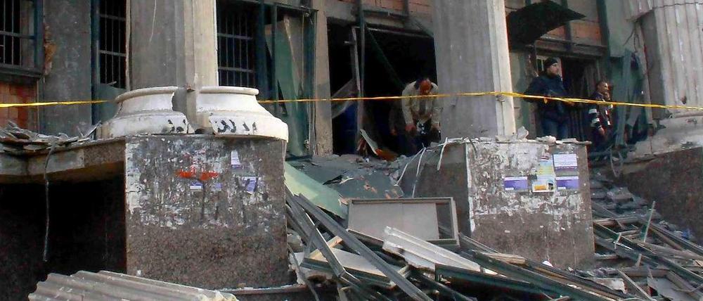 Explosion in Gizeh. Das Referendum, zu dem knapp 53 Millionen Menschen aufgerufen sind, wird von Gewalt begleitet. Die Ägypter stimmen zum dritten Mal in drei Jahren über eine neue Verfassung ab.