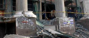 Explosion in Gizeh. Das Referendum, zu dem knapp 53 Millionen Menschen aufgerufen sind, wird von Gewalt begleitet. Die Ägypter stimmen zum dritten Mal in drei Jahren über eine neue Verfassung ab.