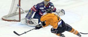 Sebastian Elwing von den Eisbären Berlin gegen Tyler Haskins von den Grizzly Adams Wolfsburg.