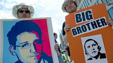 Die zwei Herren protestieren in Hannover gegen NSA-Praktiken.