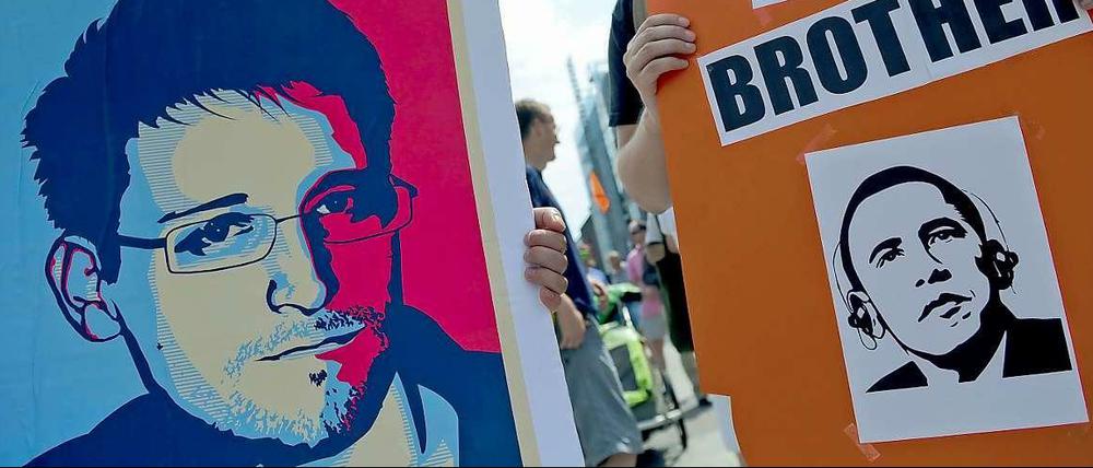 Die zwei Herren protestieren in Hannover gegen NSA-Praktiken.