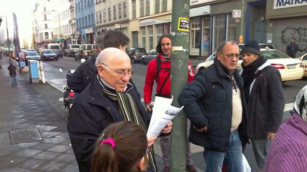 Der Camp-Kritiker und CDU-Abgeordnete Kurt Wansner verteilt Flugzettel wegen vermeintlicher Seuchengefahr in Kreuzberg.