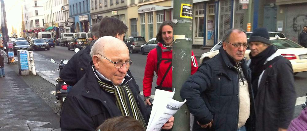 Der Camp-Kritiker und CDU-Abgeordnete Kurt Wansner verteilt Flugzettel wegen vermeintlicher Seuchengefahr in Kreuzberg. 