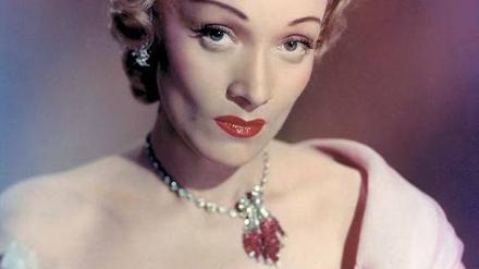 Bald nach ihrer Rückkehr aus dem kriegszerstörten Europa spielte Marlene Dietrich im Hitchcook-Film „Stage Fright“ mit – der deutsche Titel hieß sinnigerweise „die rote Lola“, offenbar eine - durch den Film nicht gedeckte - Anspielung auf ihren Erfolg "Der blaue Engel", in dem sie "Ich bin die fesche Lola" singt. 