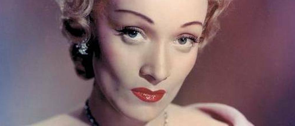 Bald nach ihrer Rückkehr aus dem kriegszerstörten Europa spielte Marlene Dietrich im Hitchcook-Film „Stage Fright“ mit – der deutsche Titel hieß sinnigerweise „die rote Lola“, offenbar eine - durch den Film nicht gedeckte - Anspielung auf ihren Erfolg "Der blaue Engel", in dem sie "Ich bin die fesche Lola" singt.