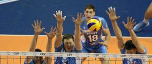 Kein Durchkommen. Berlins Paul Carroll scheitert am Block der Russen.