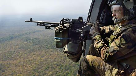 Ein französischer Soldat im Einsatz über der Zentralafrikanischen Republik.