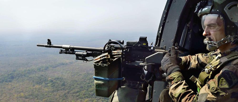 Ein französischer Soldat im Einsatz über der Zentralafrikanischen Republik.