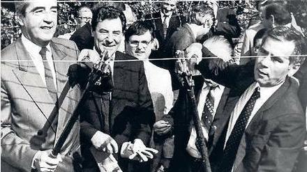 Historischer Glücksmoment. Österreichs Außenminister Alois Mock (l.) und sein ungarischer Amtskollege Gyula Horn öffnen am 27. Juni 1989 den Eisernen Vorhang. Foto: picture alliance/dpa
