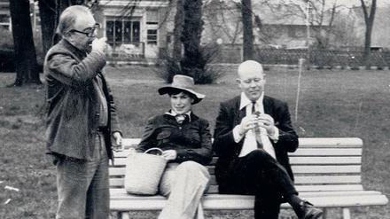 Ausflug zum Müggelsee. Max Frisch (stehend) mit Frau Marianne und Uwe Johnson, 1973. 