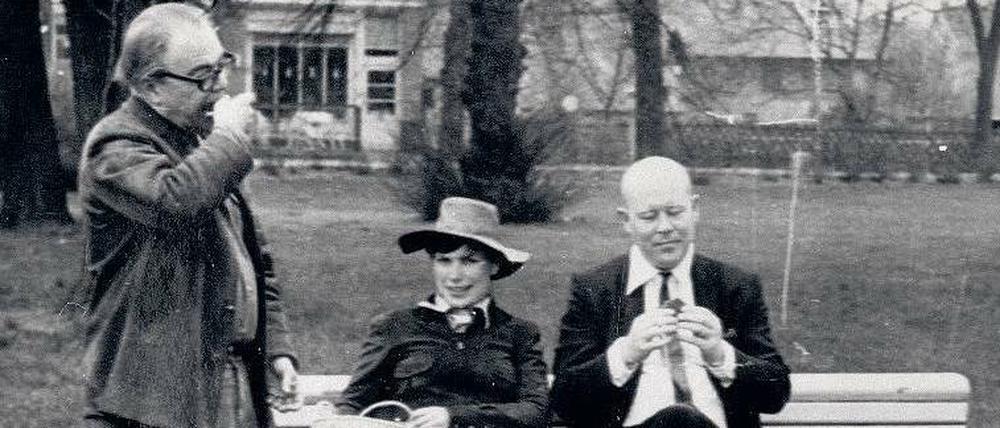 Ausflug zum Müggelsee. Max Frisch (stehend) mit Frau Marianne und Uwe Johnson, 1973. 