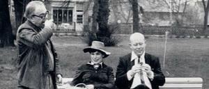 Ausflug zum Müggelsee. Max Frisch (stehend) mit Frau Marianne und Uwe Johnson, 1973. 