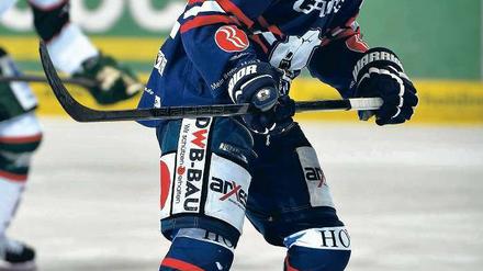 Das Tor im Blick. Tallackson ist mit zwölf Treffern zusammen mit Shawn Lalonde bester Eisbären-Torschütze. Foto: Imago