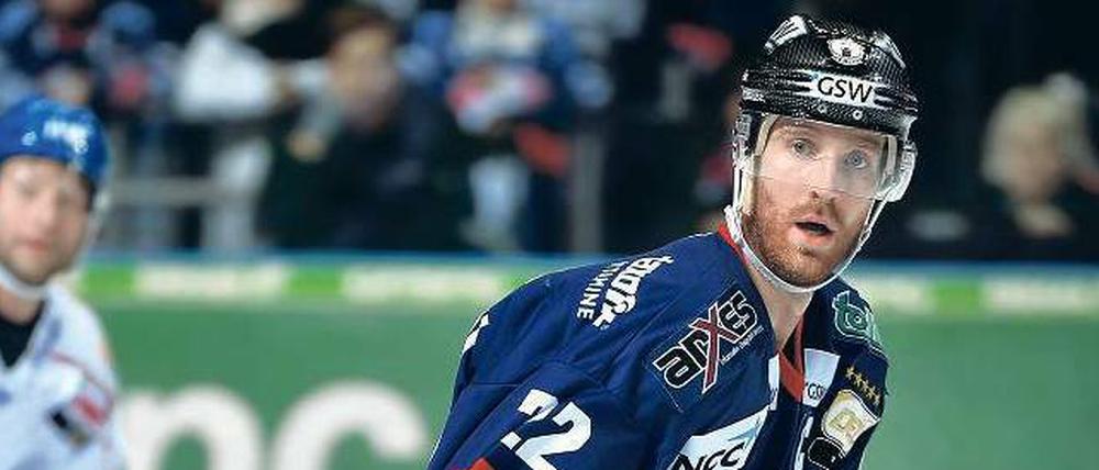 Das Tor im Blick. Tallackson ist mit zwölf Treffern zusammen mit Shawn Lalonde bester Eisbären-Torschütze. Foto: Imago
