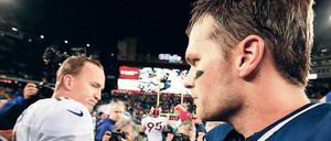 Hand drauf. Tom Brady (r.) von den New England Patriots trifft am Sonntag zum vierten Mal in den Play-offs auf seinen Quarterback-Rivalen Peyton Manning, der im zweiten Jahr für die Denver Broncos spielt. Zweimal konnte sich bisher Tom Brady durchsetzen. 