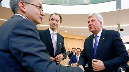 Tarek Al-Wazir von den Grünen (links) und CDU-Politiker Volker Bouffier (rechts) begrüßen sich vor dem ersten Wahldurchgang.