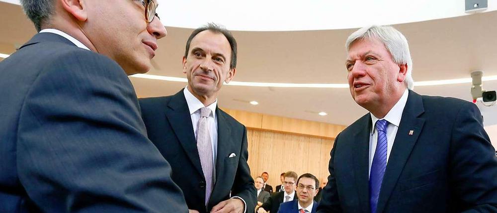 Tarek Al-Wazir von den Grünen (links) und CDU-Politiker Volker Bouffier (rechts) begrüßen sich vor dem ersten Wahldurchgang.