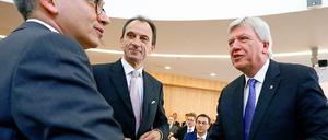 Tarek Al-Wazir von den Grünen (links) und CDU-Politiker Volker Bouffier (rechts) begrüßen sich vor dem ersten Wahldurchgang.