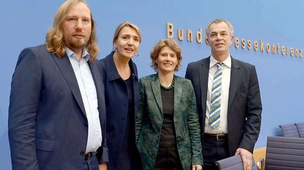 Sie stellten die Agenda zur Energiewende vor: Bundestagsfraktionschef Anton Hofreiter, Parteivorsitzende Simone Peter, die Wirtschaftsministerin von Rheinland-Pfalz Eveline Lemke, und der Umweltminister von Nordrhein-Westfalen Johannes Remmel (von links).