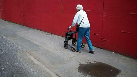 Ältere Dame mit Rollator.