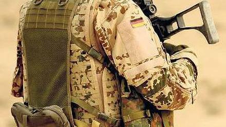 Noch gebraucht? Ein Soldat der deutschen Truppe in Afghanistan. Deren Abzug rückt näher – allerdings begleitet von wachsender Gewalt. Foto: Maurizio Gambarini/dpa