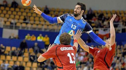 Obenauf gegen Russland: Frankreichs Weltklassehandballer Nikola Karabatic.