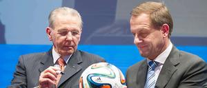 Mit den Größten am Ball. In seinem neuen Amt als DOSB-Präsident trifft Alfons Hörmann (r.) auf die wichtigsten Entscheidungsträger der internationalen Sportpolitik. Bei der Geburtstagsfeier des neuen IOC-Präsidenten Thomas Bach interessierte er sich mit dessen Vorgänger Jacques Rogge (l.) für den neuen WM-Fußball.