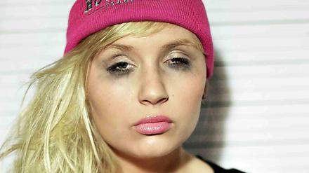 Mode-Fotografie, Marke Wedding: "Bitch Wedding"-Model mit Mütze