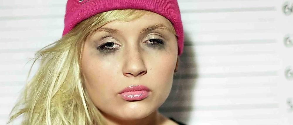 Mode-Fotografie, Marke Wedding: "Bitch Wedding"-Model mit Mütze