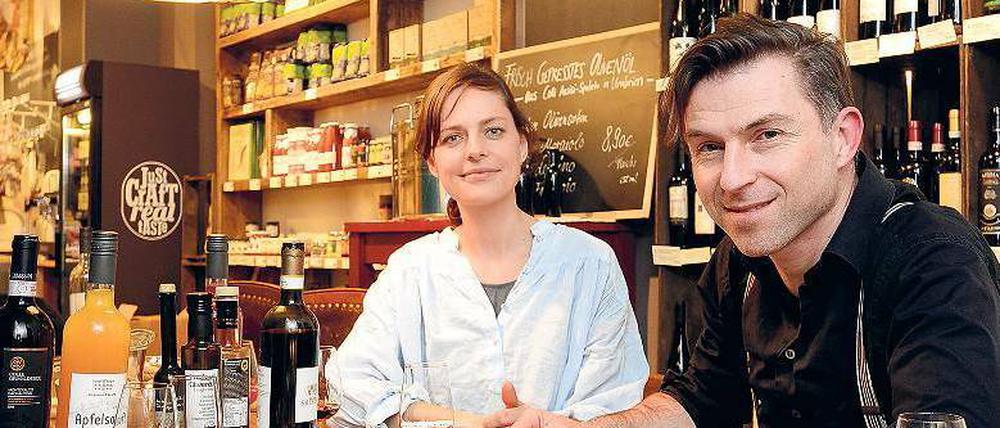 Manuela Rehn und Jörg Reuter in ihrem Laden, auf den Brettchen eine Brotzeit.