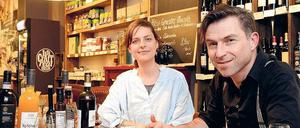 Manuela Rehn und Jörg Reuter in ihrem Laden, auf den Brettchen eine Brotzeit.