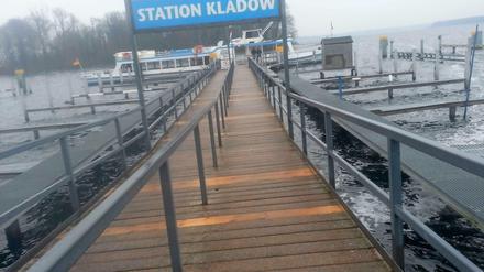 Küstennebel in Berlin-Spandau. Die "MS Tempelhof" im Januar 2014 am Kladower Hafen.