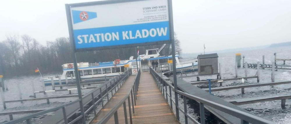 Küstennebel in Berlin-Spandau. Die "MS Tempelhof" im Januar 2014 am Kladower Hafen.