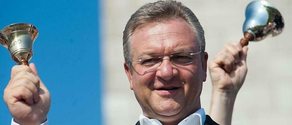 Henkel schwingt die Glocke. Hier bei einem Termin im Rahmen der Olympischen Spiele 2012 in London.