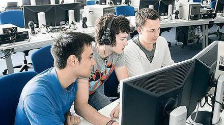 Ins Netz. Die Studenten lernen, wie Shopsysteme aufgebaut werden.
