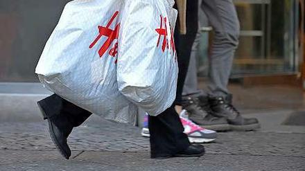 Große Modeketten wie H&amp;M lassen in Bangladesch oder Kambodscha produzieren. Eine Verkäuferin hat sich die Verhältnisse bei den Zulieferern angsehen